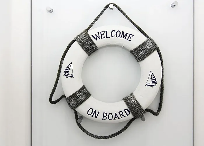 Am Yachthafen In *