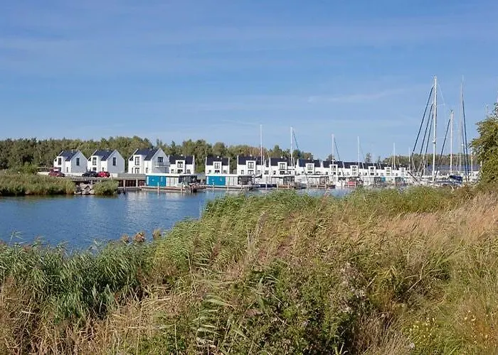 Am Yachthafen In 佩讷明德